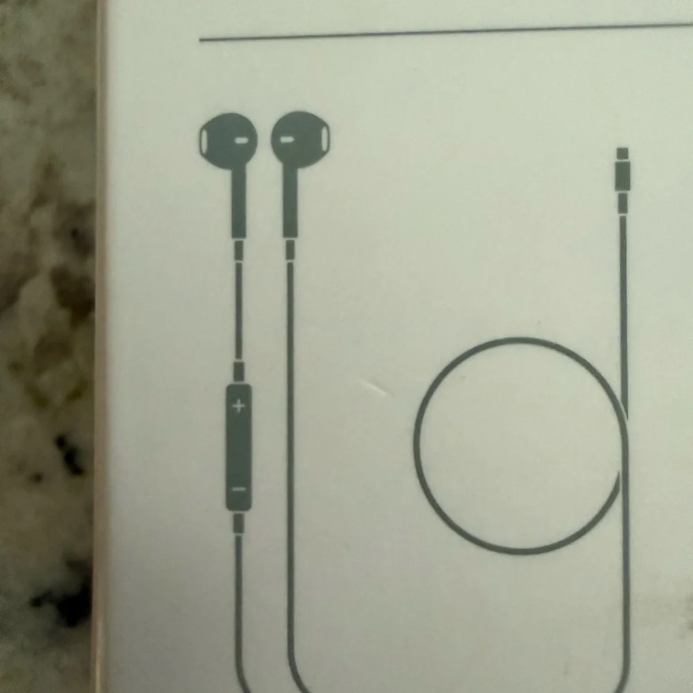 NWOT Apple Wired EarPods with Lightning Connector White